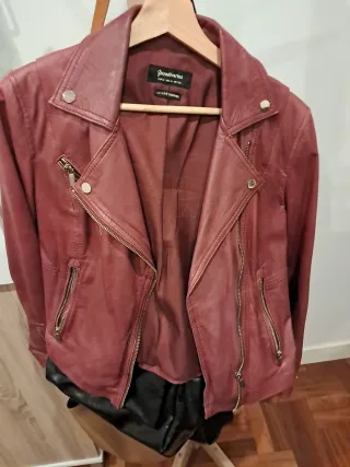 Cazadora Stradivarius Talla M granate.
