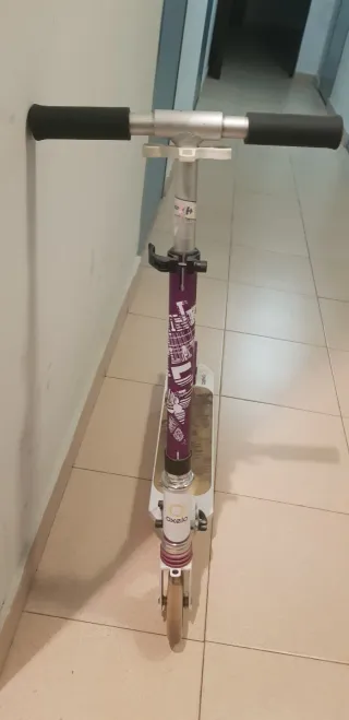 Patinete infantil morado y blanco