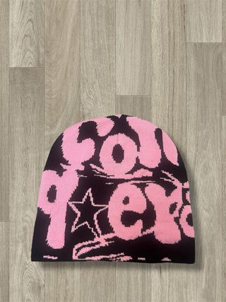 Cappellino streetwear rosa e nero.