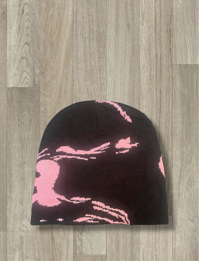 Cappellino streetwear rosa e nero.
