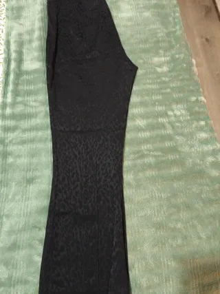 Pantalón Zara estampado animal print negro