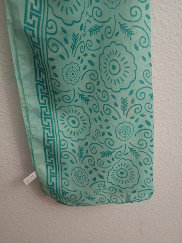 Pañuelo cuello tonos verdes estampado floral