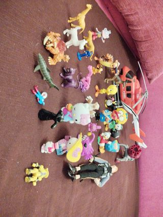 Lote de muñecos y juguetes
