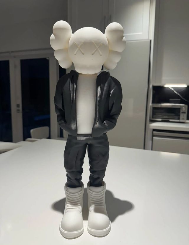 Figura Kaws
