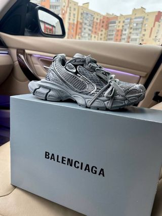 Zapatillas Balenciaga Grises y Plateadas
nuevas
38