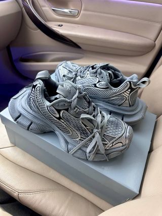 Zapatillas Balenciaga Grises y Plateadas
nuevas
38