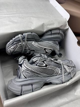 Zapatillas Balenciaga Grises y Plateadas
nuevas
38