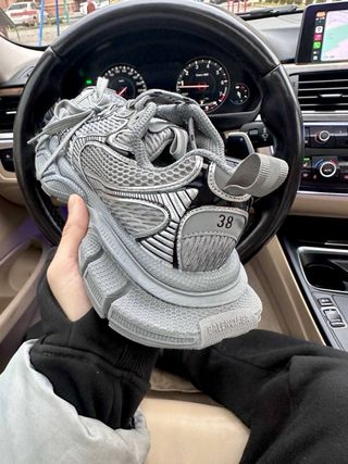 Zapatillas Balenciaga Grises y Plateadas
nuevas
38