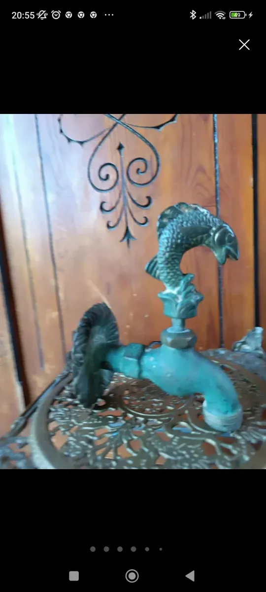 Grifo antiguo de bronce con diseño de pez