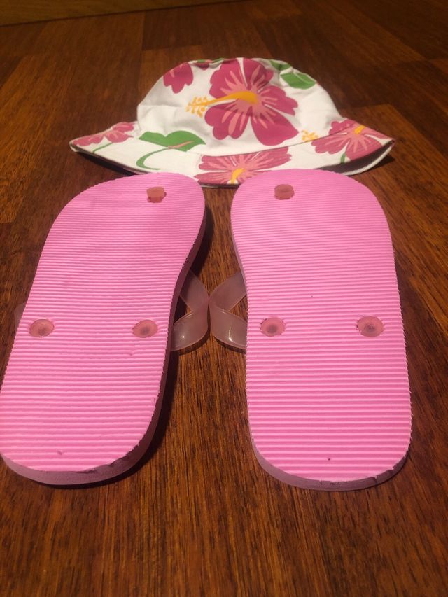 Conjunto Chanclas y Gorro Flores