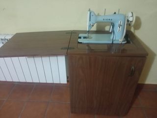 Máquina de coser Sigma eléctrica antigua.