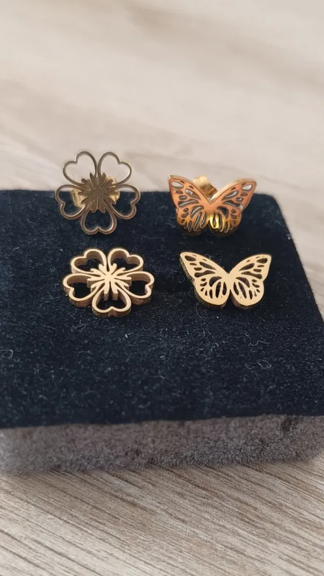 Pendientes dorados mariposa y flor