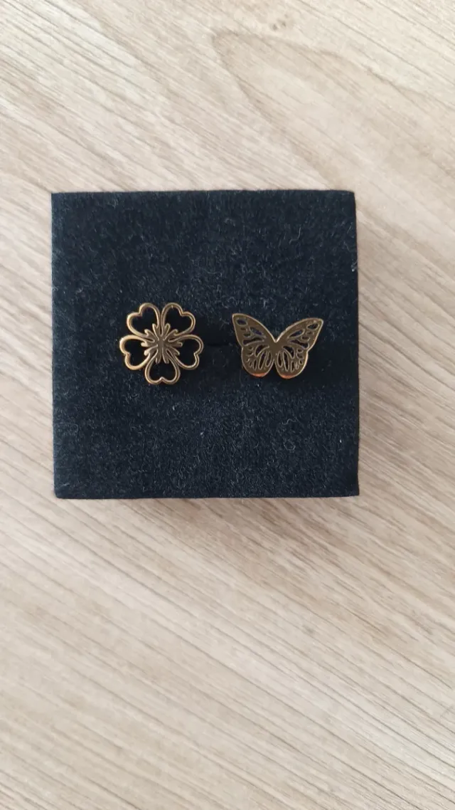 Pendientes dorados mariposa y flor
