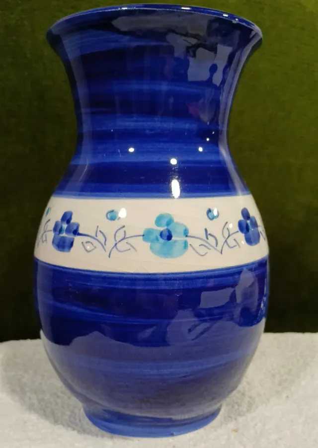 Jarrón de cerámica pintado a mano