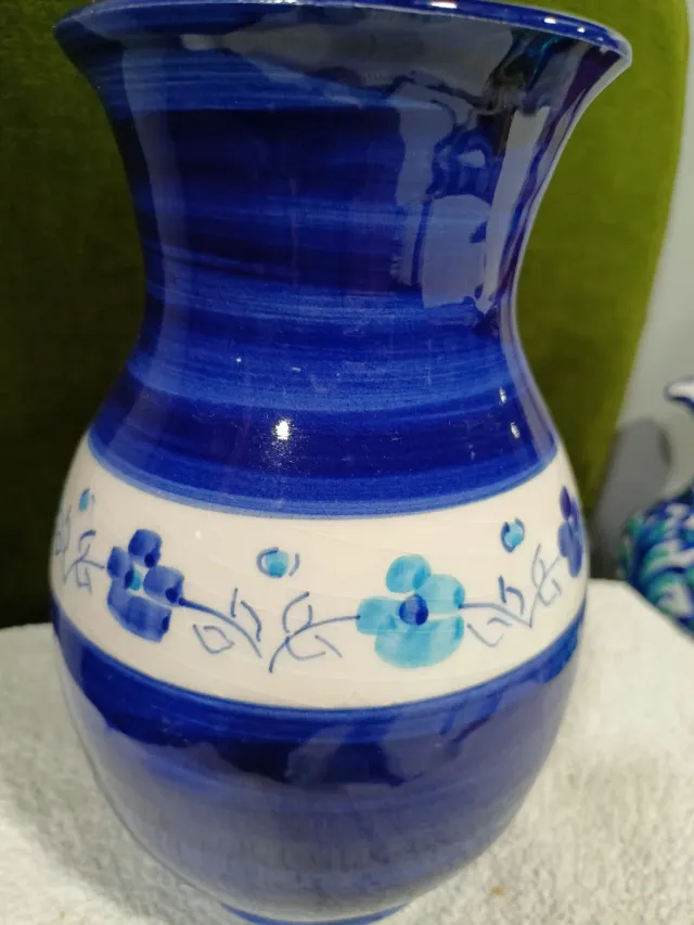 Jarrón de cerámica pintado a mano