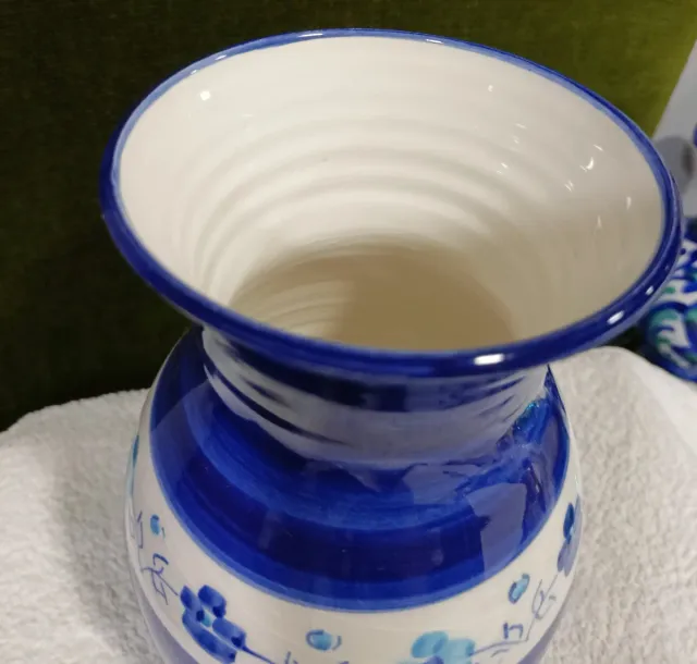 Jarrón de cerámica pintado a mano