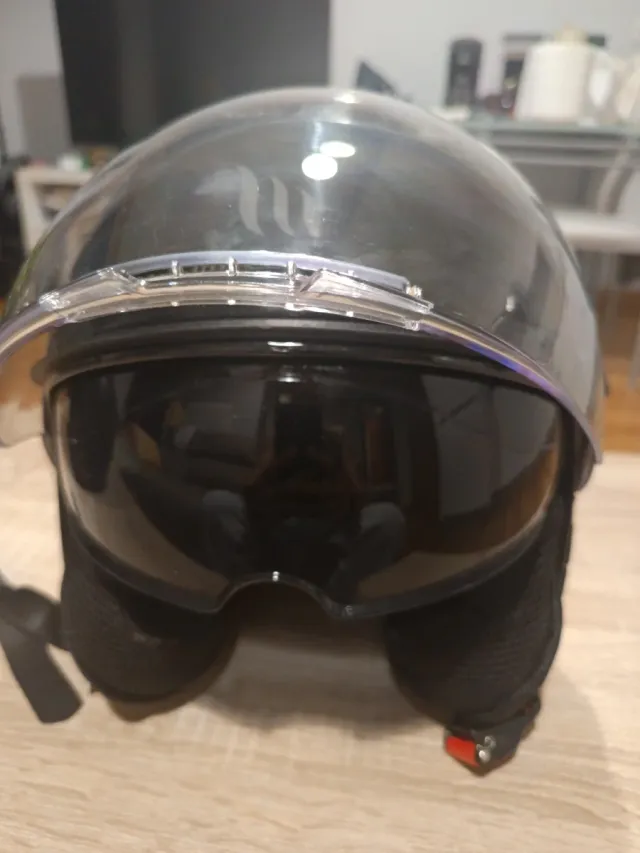 Casco de moto negro con visera
TallaM