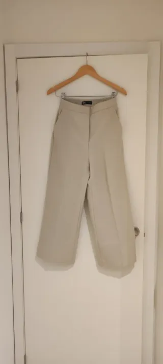 Pantalón beige recto Zara
