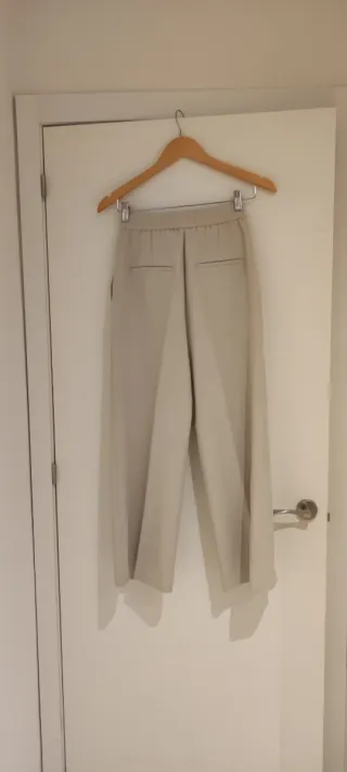 Pantalón beige recto Zara