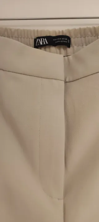 Pantalón beige recto Zara