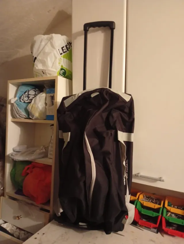 Bolsa deportiva negra y blanca