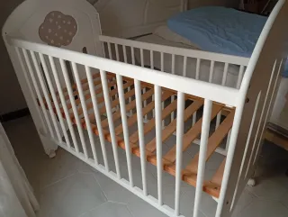 Cuna blanca con nube decorativa