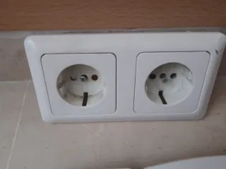 5 Interruptores Simon+1 enchufe doble