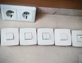 5 Interruptores Simon+1 enchufe doble