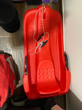 Trineo de nieve rojo