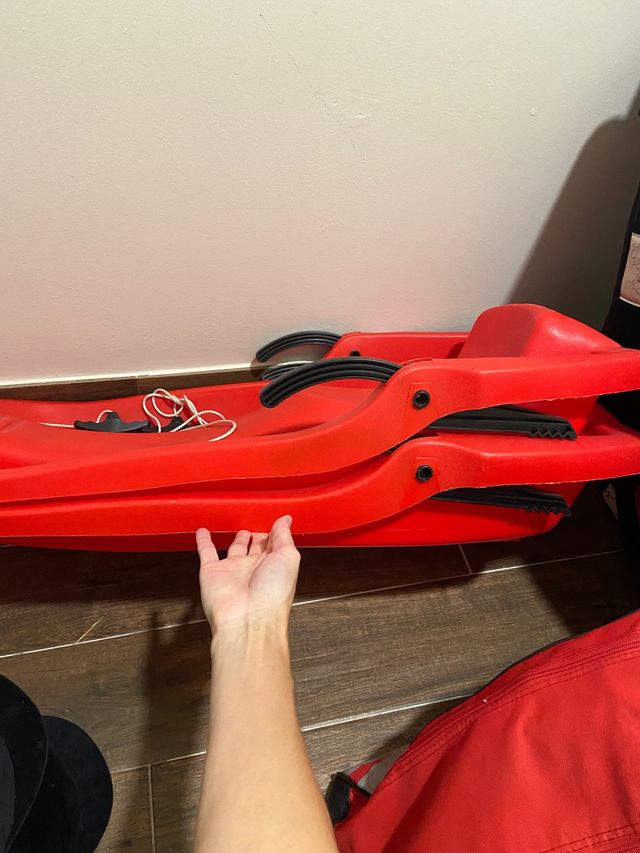 Trineo de nieve rojo