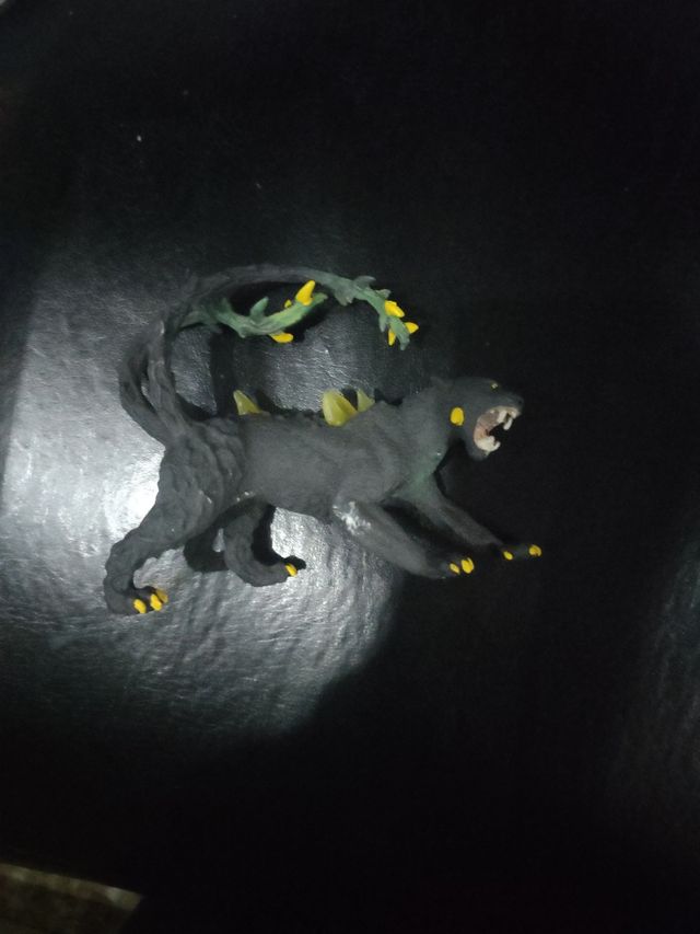 Pantera Negra Figura con Dos Colas y Flores