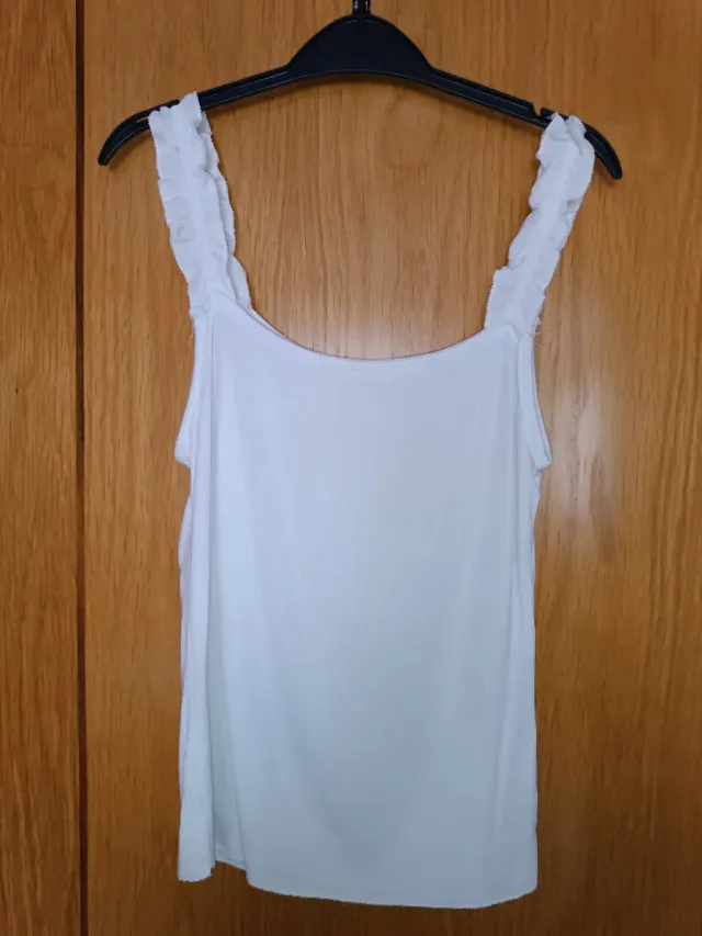 Top blanco sin mangas con volantes