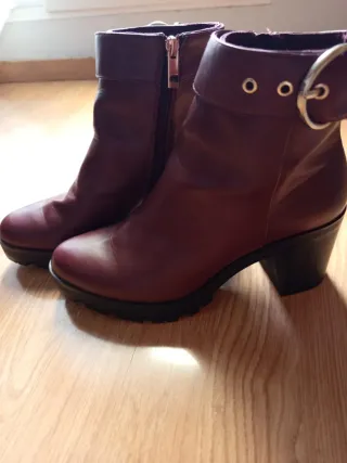 Botas de mujer granate con hebilla dorada