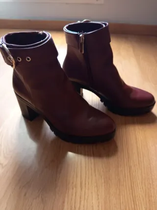 Botas de mujer granate con hebilla dorada
