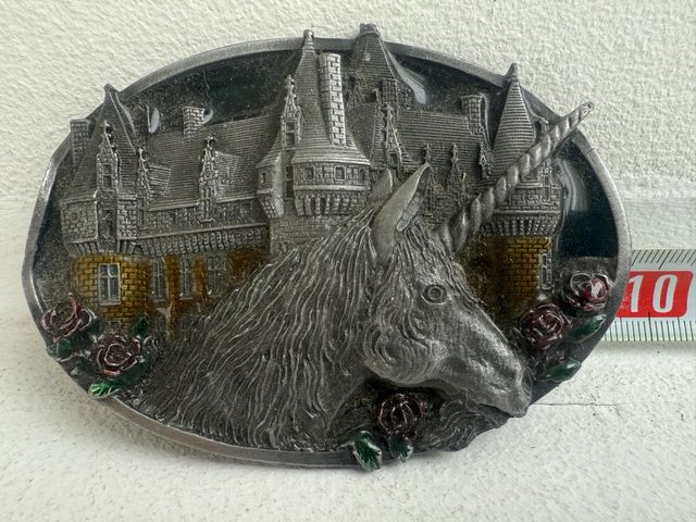 Hebilla de cinturón con castillo y unicornio