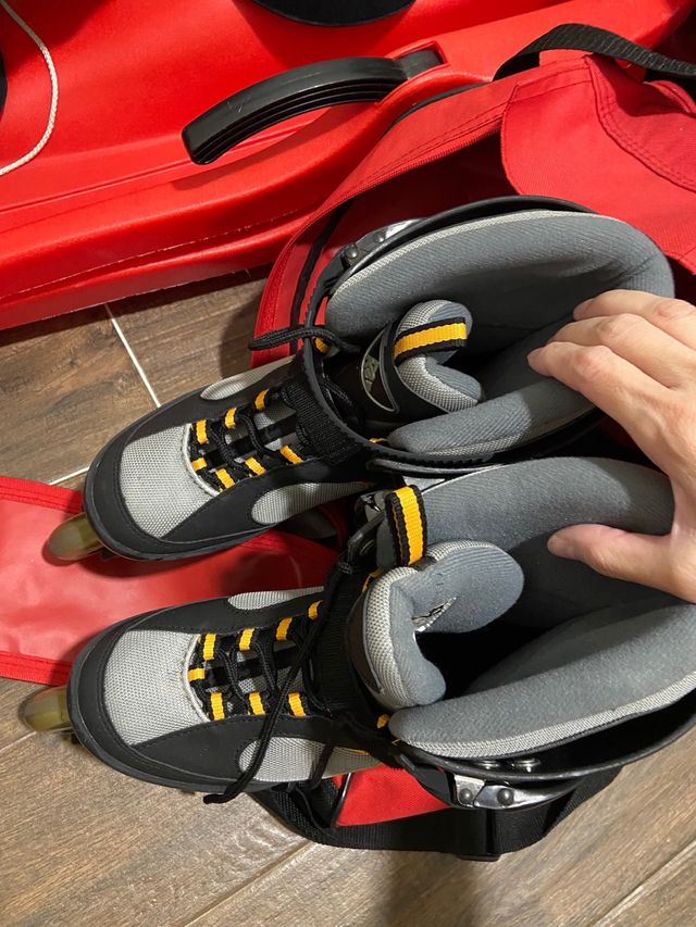 Patines en línea negros y grises