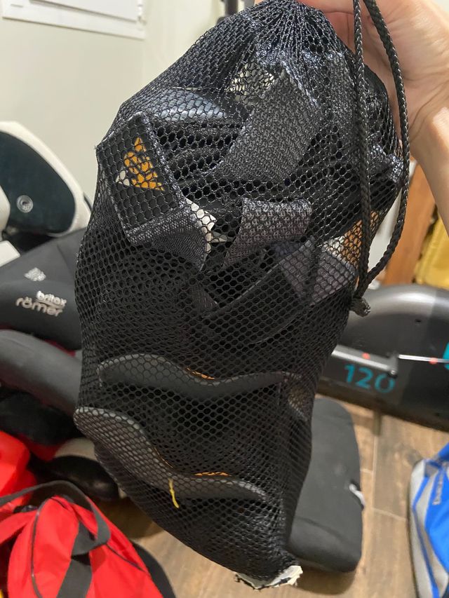 Patines en línea negros y grises