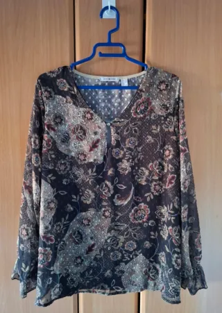 Blusa floral con plumeti