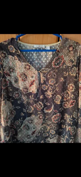 Blusa floral con plumeti