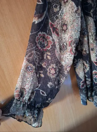 Blusa floral con plumeti