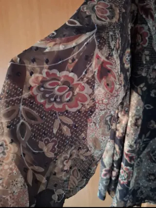 Blusa floral con plumeti