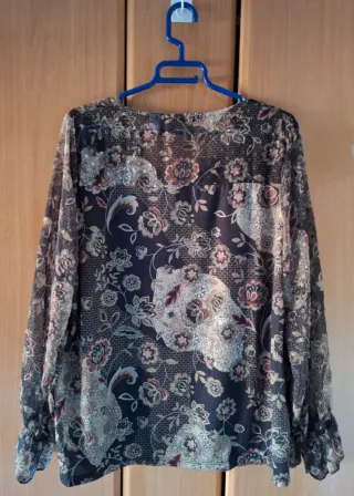 Blusa floral con plumeti