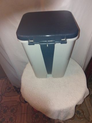 Papelera cubo basura con pedal sin usar