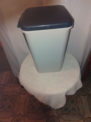Papelera cubo basura con pedal sin usar