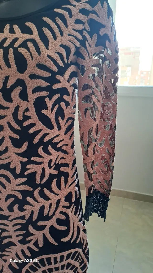 Vestido negro y rosa bordado