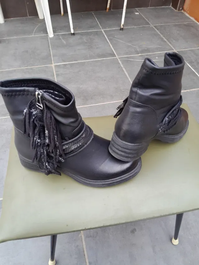 Botas de mujer negras con flecos