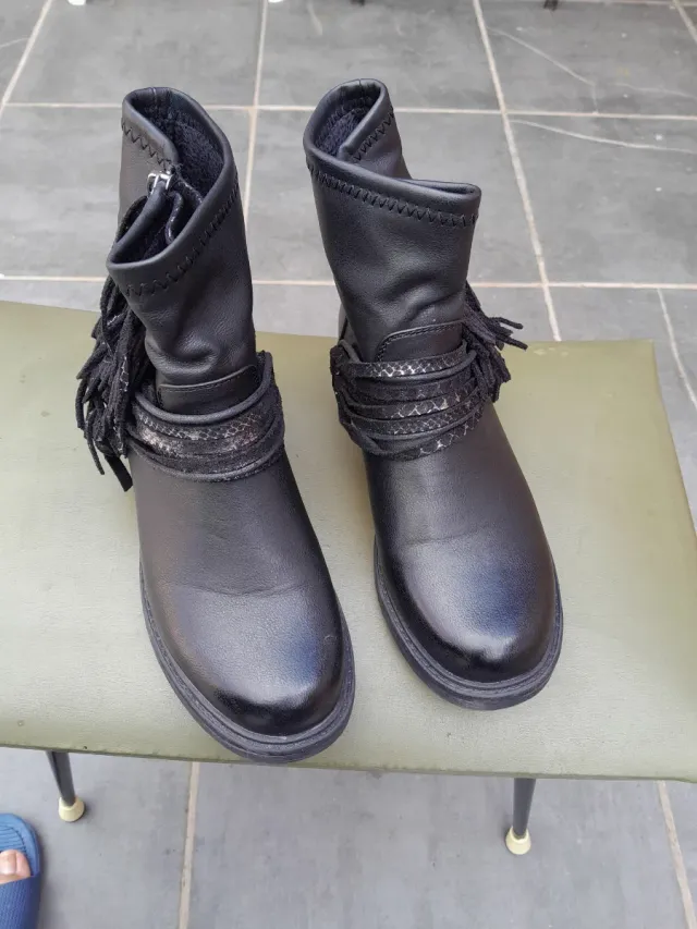 Botas de mujer negras con flecos