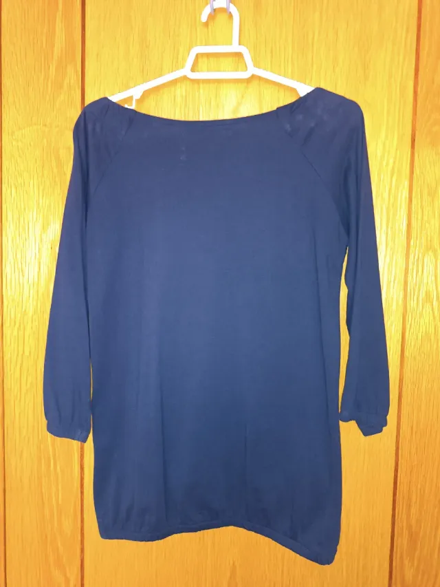 Blusa azul con detalles de encaje