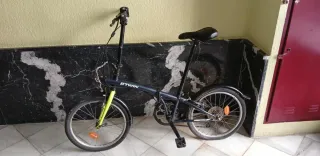 Bici plegable Decathlon 20 azul.