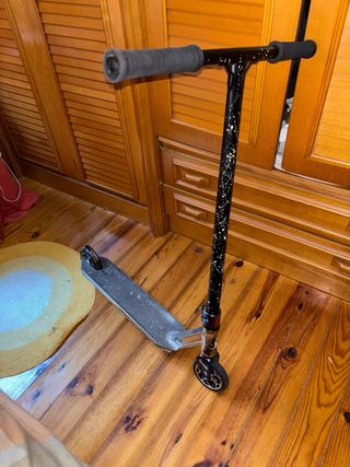 Patinete Oxelo Negro con detalles blancos